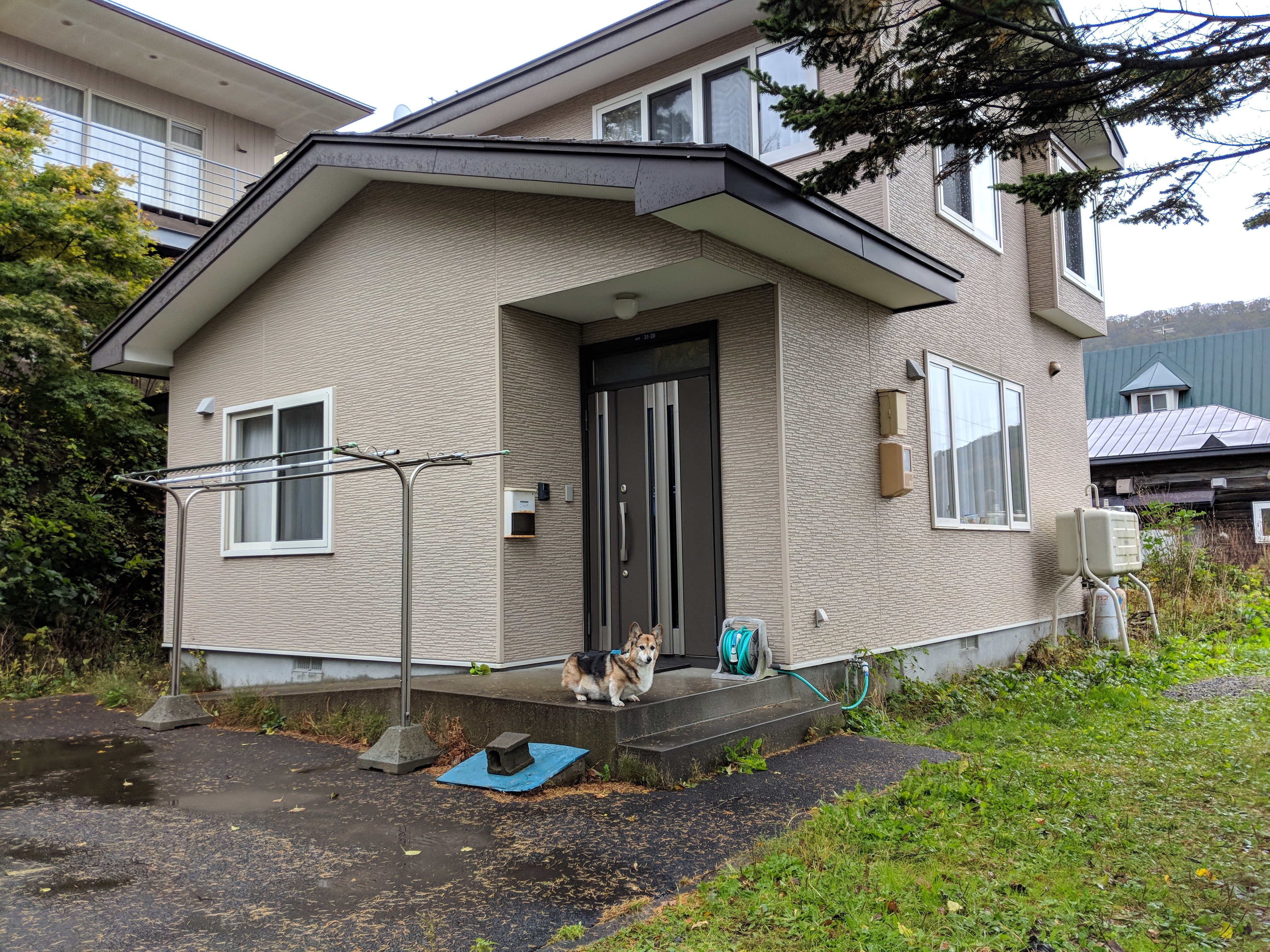 Einstein in front of the house in Hakodate