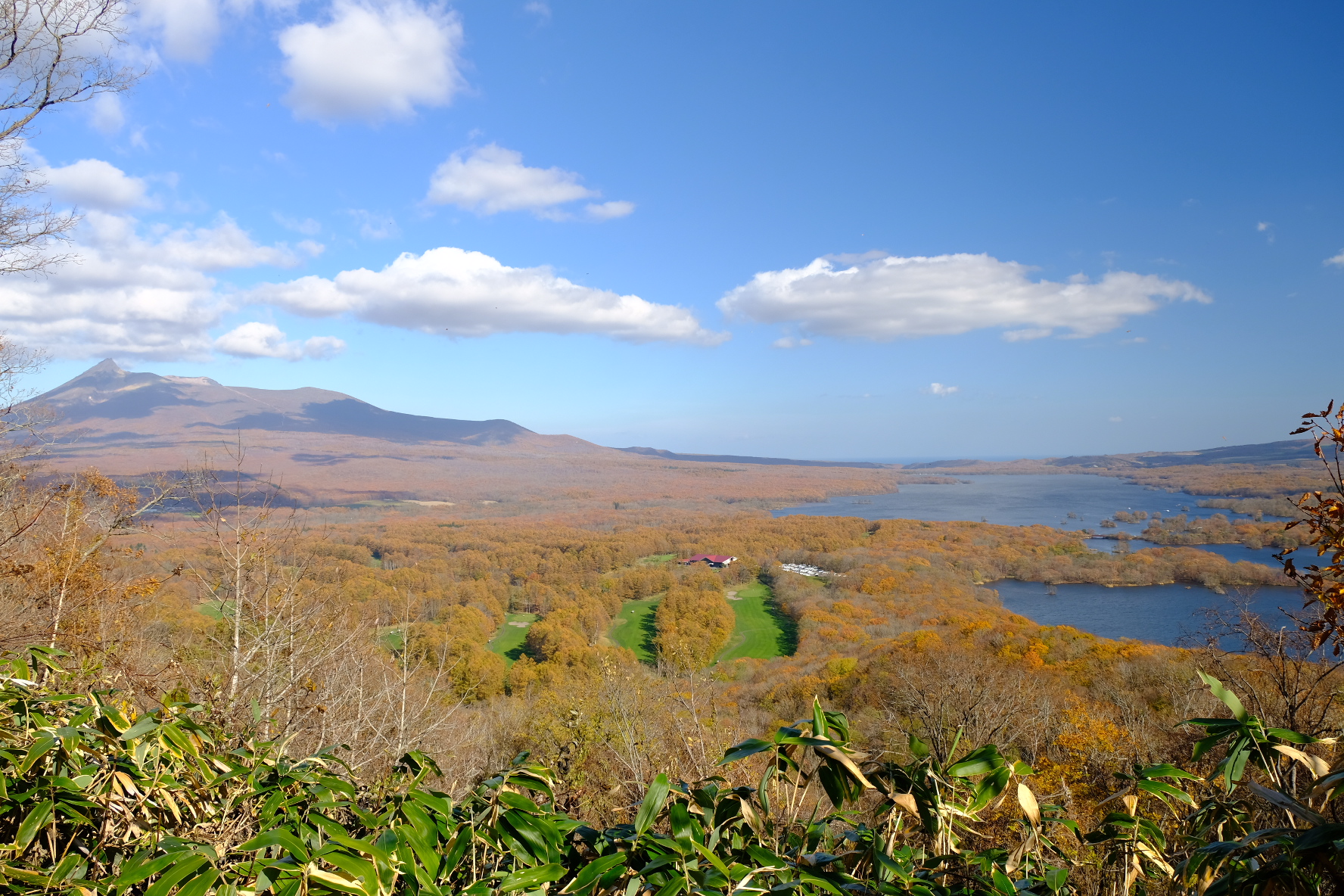 The view of Komagatake, the golf course, Onuma, and Konuma